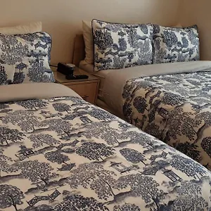 Luxury 3 Bedroom Flat 1min Walk From Underground, With Free Parking Sleeps X10 Apartamento