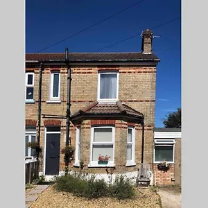 Modern Near Town Centre Apartment Poole