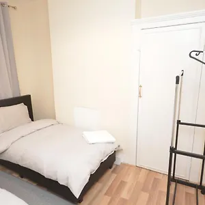 Holiday home Cheerful 4 Bedroom House In Greater, London