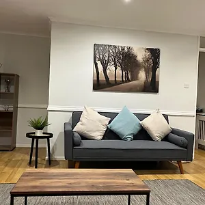 Apartment Lovely 2 Bedroom With Parking Space, London