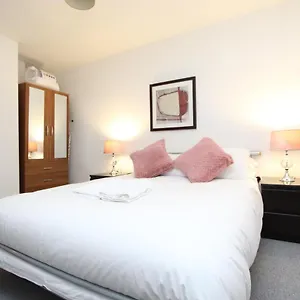 Apartment Spacious 1- Bedroom In E16, London