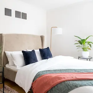 Apartment Riverside Two Bedroom In Canary Wharf, London