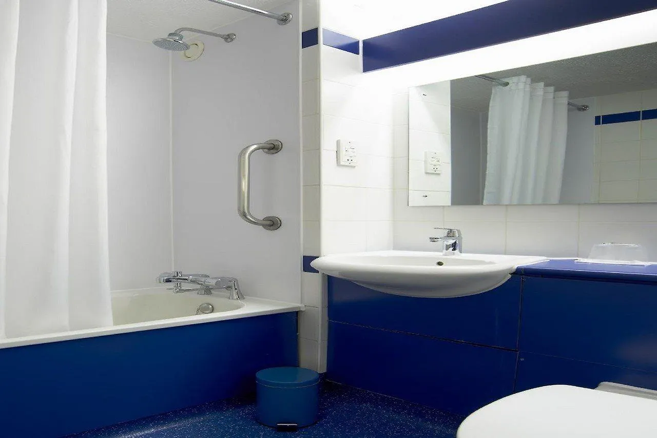 Travelodge London Central City Road 3*,