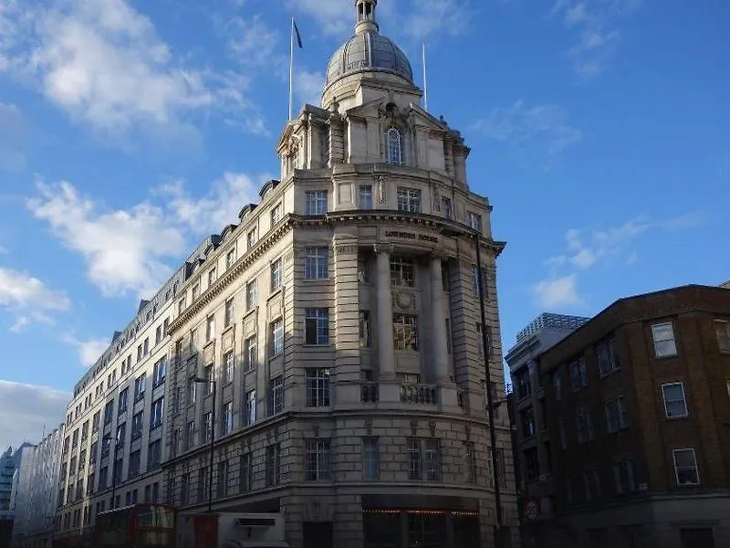 Travelodge London Central City Road 3*,