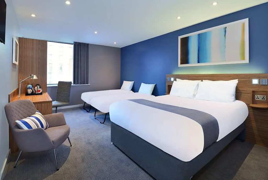 Travelodge London Central City Road 3*,