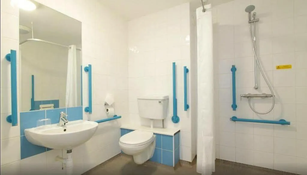 Travelodge London Central City Road 3*,